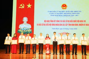 Đồng chí Trần Huy Tuấn, Ủy viên Trung ương Đảng, Bí thư Tỉnh ủy Ninh Bình trao Bằng khen của Chủ tịch Ủy ban nhân dân tỉnh cho các cá nhân có thành tích xuất sắc trong công tác bầu cử.