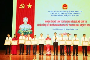 Đồng chí Trần Huy Tuấn, Ủy viên Trung ương Đảng, Bí thư Tỉnh ủy Ninh Bình trao Bằng khen của Chủ tịch Ủy ban nhân dân tỉnh cho các cá nhân có thành tích xuất sắc trong công tác bầu cử.