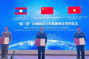 Đại diện các bên ký biên bản ghi nhớ cơ chế hợp tác thực thi pháp luật khu vực "Tam giác xanh" và vùng biên giới tiếp giáp ba nước: Trung Quốc-Lào-Việt Nam. (Ảnh: ANH DŨNG)