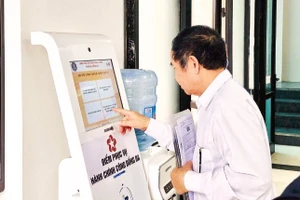 Người dân có thể thực hiện các thủ tục dịch vụ công trực tuyến toàn trình về bảo hiểm xã hội, bảo hiểm y tế tại Hà Nội.