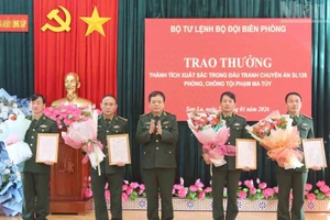 Thiếu tướng Nguyễn Văn Thiện, Phó Tư lệnh Bộ đội Biên phòng trao thưởng cho các tập thể trong Chuyên án SL126.