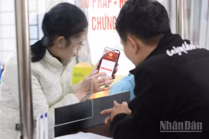 Những khái niệm xa lạ như trí tuệ nhân tạo (AI) hay chuyển đổi số giờ đã đến gần hơn với người dân Lai Châu nhờ sự hỗ trợ “cầm tay chỉ việc” từ Viettel. (Ảnh: ANH TUẤN)