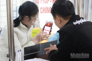 Những khái niệm xa lạ như trí tuệ nhân tạo (AI) hay chuyển đổi số giờ đã đến gần hơn với người dân Lai Châu nhờ sự hỗ trợ “cầm tay chỉ việc” từ Viettel. (Ảnh: ANH TUẤN)