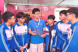 Học sinh tìm hiểu thông tin tại Ngày hội Lựa chọn nguyện vọng xét tuyển đại học, cao đẳng 2026. (Ảnh: QUỲNH NGUYỄN)