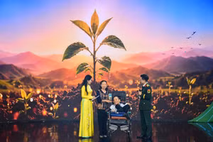 Anh Đỗ Hà Cừ, nạn nhân da cam thế hệ thứ hai (ngồi giữa) chia sẻ tại Chương trình “Hành trình hy vọng” nhân kỷ niệm 65 năm Ngày Thảm họa da cam ở Việt Nam.