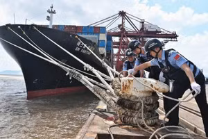 Lực lượng chức năng tỉnh Chiết Giang, Trung Quốc hỗ trợ neo đậu tàu thuyền tránh bão. (Ảnh: TÂN HOA XÃ)