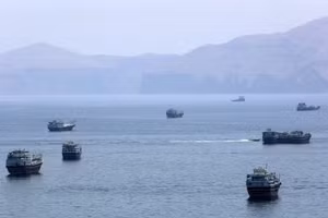 Tàu thuyền di chuyển trên Eo biển Hormuz, gần thị trấn Khasab, miền bắc Oman ngày 20/6/2026. (Ảnh: IRNA, THX/TTXVN) 