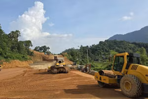 Tranh thủ ngày nắng, nhà thầu dồn phương tiện, nhân lực thi công dự án mở rộng tuyến cao tốc Chợ Mới-Bắc Kạn.
