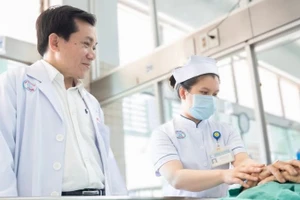 Bác sĩ Bệnh viện Chợ Rẫy thăm khám bệnh nhân sau ca cấp cứu lấy dị vật ra ngoài. (Ảnh: Bệnh viện cung cấp).