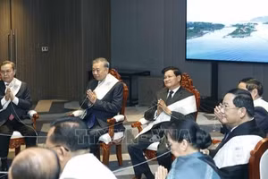 Tối 5/2/2026, tại Thủ đô Vientiane, Tổng Bí thư Tô Lâm cùng các đồng chí lãnh đạo Đảng, Nhà nước Việt Nam dự Lễ buộc chỉ cổ tay truyền thống của Lào do Tổng Bí thư, Chủ tịch nước Lào Thongloun Sisoulith chủ trì. (Ảnh: TTXVN)