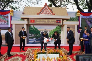 Tổng Bí thư Tô Lâm và Chủ tịch Thượng viện Campuchia Hun Sen thực hiện nghi thức khởi công xây dựng Trường Hữu nghị Campuchia-Việt Nam.