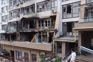 Tòa nhà bị trúng không kích ở Kiev, Ukraine. (Ảnh tư liệu: THX/TTXVN)