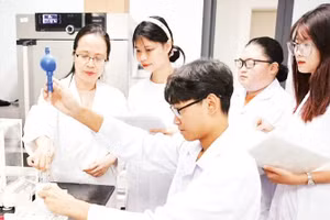 Sinh viên Đại học Quốc gia Hà Nội thực hành nghiên cứu khoa học.