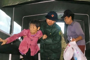 Phường Cửa Lò (Nghệ An) khẩn trương sơ tán người dân đến nơi an toàn trước bão số 5.