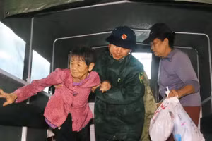 Phường Cửa Lò (Nghệ An) khẩn trương sơ tán người dân đến nơi an toàn trước bão số 5.