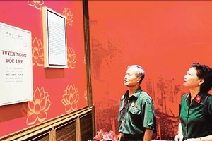 Các cựu chiến binh tham quan triển lãm văn kiện lịch sử “Tuyên ngôn Độc lập” tại Di tích Nhà số 48 Hàng Ngang, Hà Nội. (Ảnh BQL)