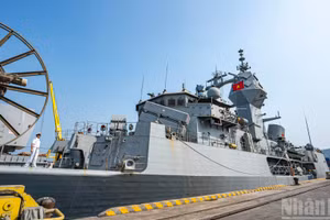 Tàu Hải quân Hoàng gia Australia HMAS Toowoomba tại cảng Tiên Sa, thành phố Đà Nẵng.