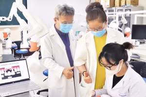 Hướng dẫn thực hành trong đào tạo bác sĩ răng hàm mặt tại Trường đại học Y Dược (Đại học Quốc gia Hà Nội).