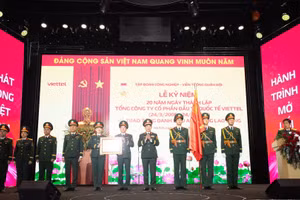 Bộ trưởng Quốc phòng Phan Văn Giang trao danh hiệu Anh hùng Lao động cho Viettel Global. (Ảnh: Đức Thọ)