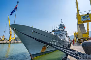 HMAS Toowoomba là tàu khu trục tên lửa dẫn đường lớp Anzac dài 118 mét của hải quân Australia.