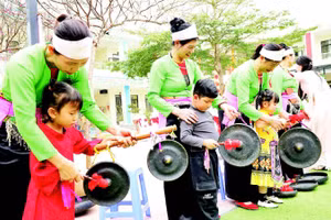 Người dân xã Suối Hai được tạo điều kiện để gìn giữ, trao truyền giá trị văn hóa truyền thống. (Ảnh: KHUẤT DUYÊN)