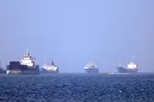 Tàu thuyền vận chuyển trên eo biển Hormuz. (Ảnh: THX/TTXVN) 