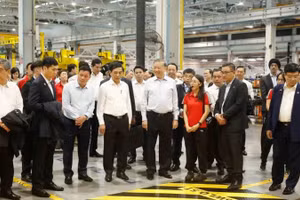 Tổng Bí thư, Chủ tịch nước Tô Lâm thăm Trung tâm Thử nghiệm Đường sắt Singapore. (Ảnh: TTXVN) 