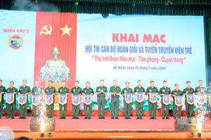 Ban tổ chức tặng cờ lưu niệm cho các đội thi.
