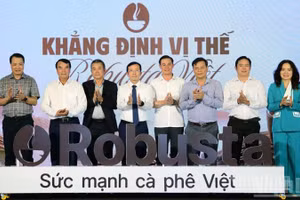 Đại biểu thực hiện nghi thức công bố dự án "Khẳng định vị thế robusta Việt". 