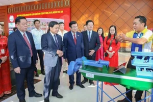 Lãnh đạo Trung ương và tỉnh Tây Ninh xem công nghệ tham gia triển lãm tại một sự kiện Đại hội Đảng bộ tỉnh Tây Ninh lần thứ nhất, nhiệm kỳ 2025-2030.