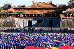 Hành trình “Tôi yêu Tổ quốc tôi” năm 2026 diễn ra tại Quảng trường Ngọ Môn-Đại Nội Huế.