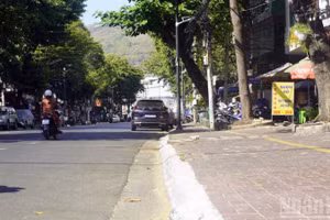 Vỉa hè trên đường Nam Kỳ Khởi Nghĩa, Vũng Tàu sáng 6/4 đã thông thoáng hơn với phần đường dành cho người đi bộ không bị lấn chiếm