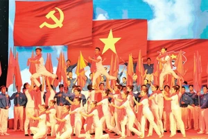 Hát, múa mừng Đảng quang vinh. (Ảnh: DUY LINH) 