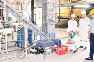 Lấy mẫu kiểm tra sản phẩm E100 trước khi xuất bán.