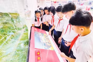 Học sinh Trường trung học cơ sở Hải Ninh (xã Hải Ninh, tỉnh Lâm Đồng) trải nghiệm màn hình tương tác tại Bảo tàng Lâm Đồng. (Ảnh: BTC)