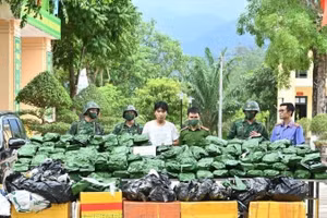 Một đối tượng và tang vật bị bắt giữ trong Chuyên án A825p. (Ảnh: Báo Biên phòng)
