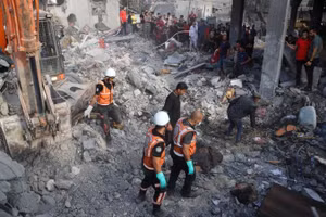 Người dân tiến hành công tác cứu hộ tại các tòa nhà bị phá hủy sau các cuộc không kích của Israel tại thành phố Khan Younis, phía Nam Dải Gaza, ngày 25/10/2023. (Ảnh: Xinhua) 