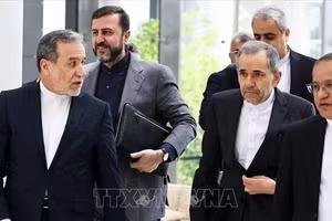 Phái đoàn của Iran, do Ngoại trưởng Abbas Araqchi (trái) dẫn đầu, tới vòng đàm phán thứ 5 với phái đoàn Mỹ tại Đại sứ quán Oman ở Rome, Italy ngày 23/5/2025. (Ảnh: IRNA/TTXVN)