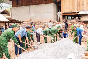 Cán bộ, chiến sĩ Đồn Biên phòng Cửa khẩu quốc tế Nậm Cắn phối hợp chính quyền, các đoàn thể chung tay xóa nhà tạm, nhà dột nát cho nhiều hộ gia đình khó khăn trên địa bàn.