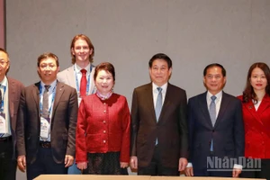 Chủ tịch nước Lương Cường chụp ảnh cùng đại diện Tập đoàn MEBO International.