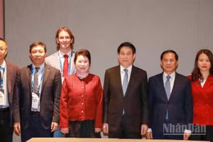 Chủ tịch nước Lương Cường chụp ảnh cùng đại diện Tập đoàn MEBO International.