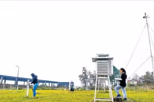 Công tác dự báo và cảnh báo sớm chính là “tuyến phòng thủ” đầu tiên, giữ vai trò quyết định trong bảo vệ tính mạng người dân và tài sản. (Ảnh: TRỌNG TÙNG) 