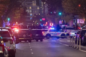 Cảnh sát phong tỏa hiện trường vụ xả súng ở Washington, D.C., Mỹ. (Ảnh: THX/TTXVN) 