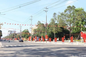 Các tuyến phố chính tại trung tâm tỉnh lỵ Quảng Ngãi rợp cờ hoa chào mừng Đại hội đại biểu Đảng bộ tỉnh Quảng Ngãi lần thứ nhất, nhiệm kỳ 2025-2030. 