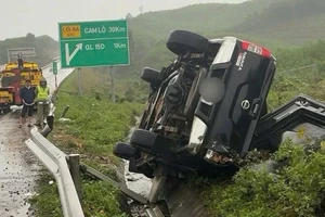 Hiện trường vụ xe ô-tô mất lái, lật bên lề đường cao tốc Cam Lộ-La Sơn.