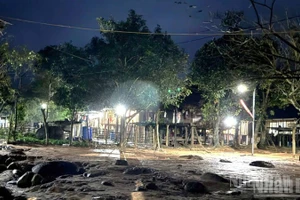 Lần đầu tiên sau hàng chục năm, bản Dốc Mây bừng sáng ánh điện. Dù mưa lạnh nhưng không gian của bản vẫn sáng lên niềm vui và niềm hy vọng về tương lai tươi sáng phía trước.