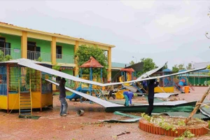 Các đơn vị trường học trên địa bàn xã Hưng Nguyên (tỉnh Nghệ An) khắc phục thiệt hại sau bão số 5.