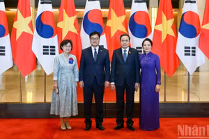 Chủ tịch Quốc hội Trần Thanh Mẫn và Phu nhân Nguyễn Thị Thanh Nga và Chủ tịch Quốc hội Hàn Quốc Woo Won Shik và Phu nhân Shin Kyunghye tại lễ đón. (Ảnh: DUY LINH) 