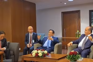 Thủ tướng Phạm Minh Chính và Thủ tướng Sifi Ghrieb đồng chủ trì cuộc làm việc với các bộ, ngành và một số doanh nghiệp hai nước để triển khai các cam kết đã thống nhất. (Ảnh: VGP)