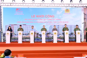 Đại biểu ấn nút khởi công dự án xây dựng nhà ở cho lực lượng vũ trang Công an nhân dân tại phường An Tường, tỉnh Tuyên Quang.